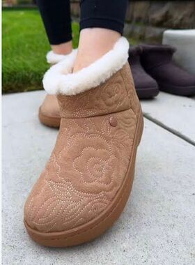 Crocs Unfurgettable Vegan Suede Boot Size 9 Tan EUC